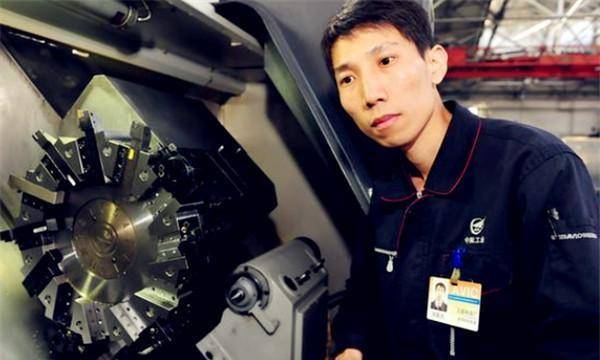 辽宁小伙攻克西方封锁技术,为国家创上亿价值,日薪能买一辆车_洪家光_