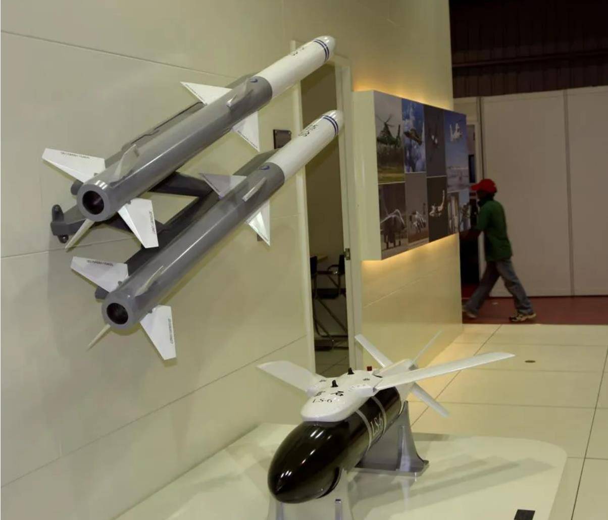 原创歼10c展示穿梭轰炸巴军亮出四支铁拳头印度担心被前后夹击