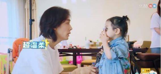 原创mini版戚薇惹人爱比起lucky的长相我更敬佩爸爸李承铉