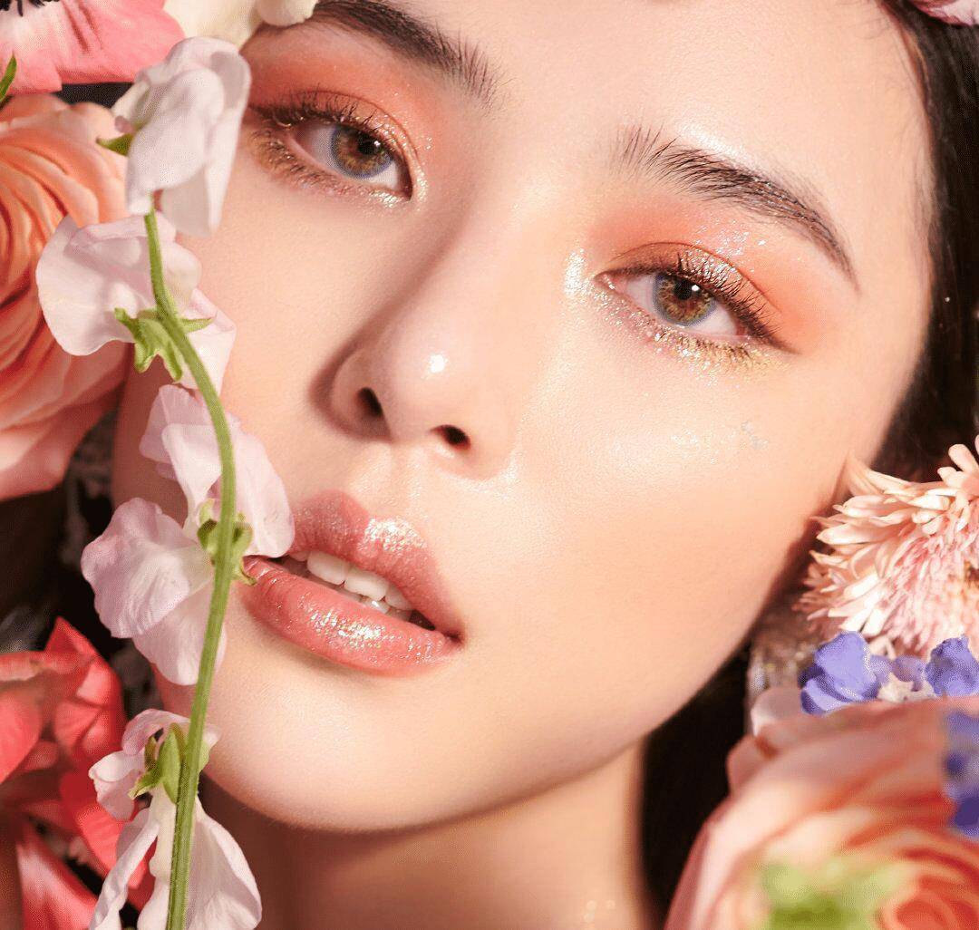 有些人适合化淡妆,有些人适合化浓妆,不管是浓妆还是淡妆,眼妆在一个