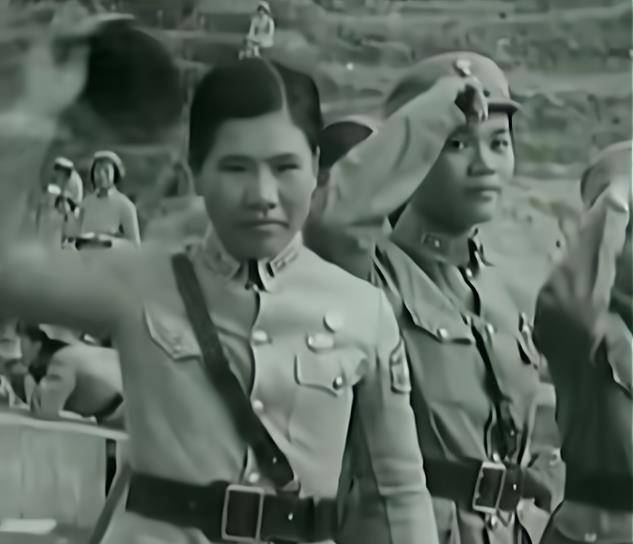 废墟上的女英雄包裹炸药的小女孩抗战时期的女先辈们