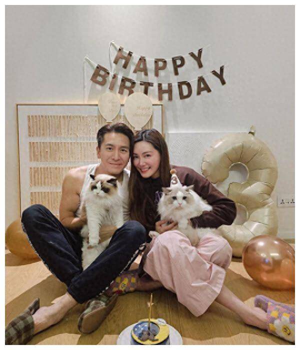 约12万的爱马仕constance手袋,似乎在对外宣告,婚后的她有老公呵护