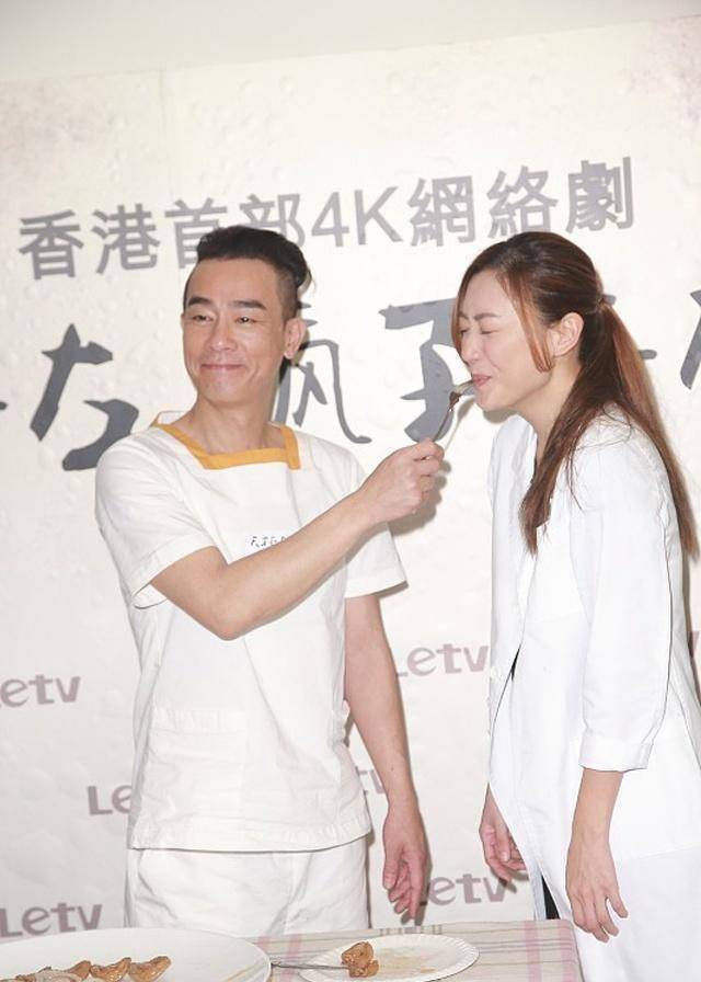 jasper给谢娜庆生直呼对方名字嘟嘴卖萌的样子像极了陈小春