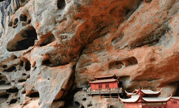 甘露岩寺具体位置在福建省三明市泰宁县泰宁风景区金湖西岸.