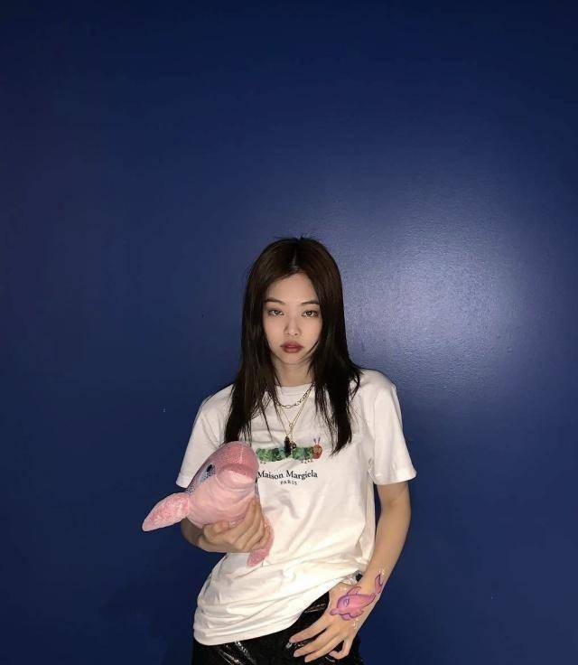 原创jennie低调出游白t配骑行裤这竹竿腿比蚂蚁腰还养眼