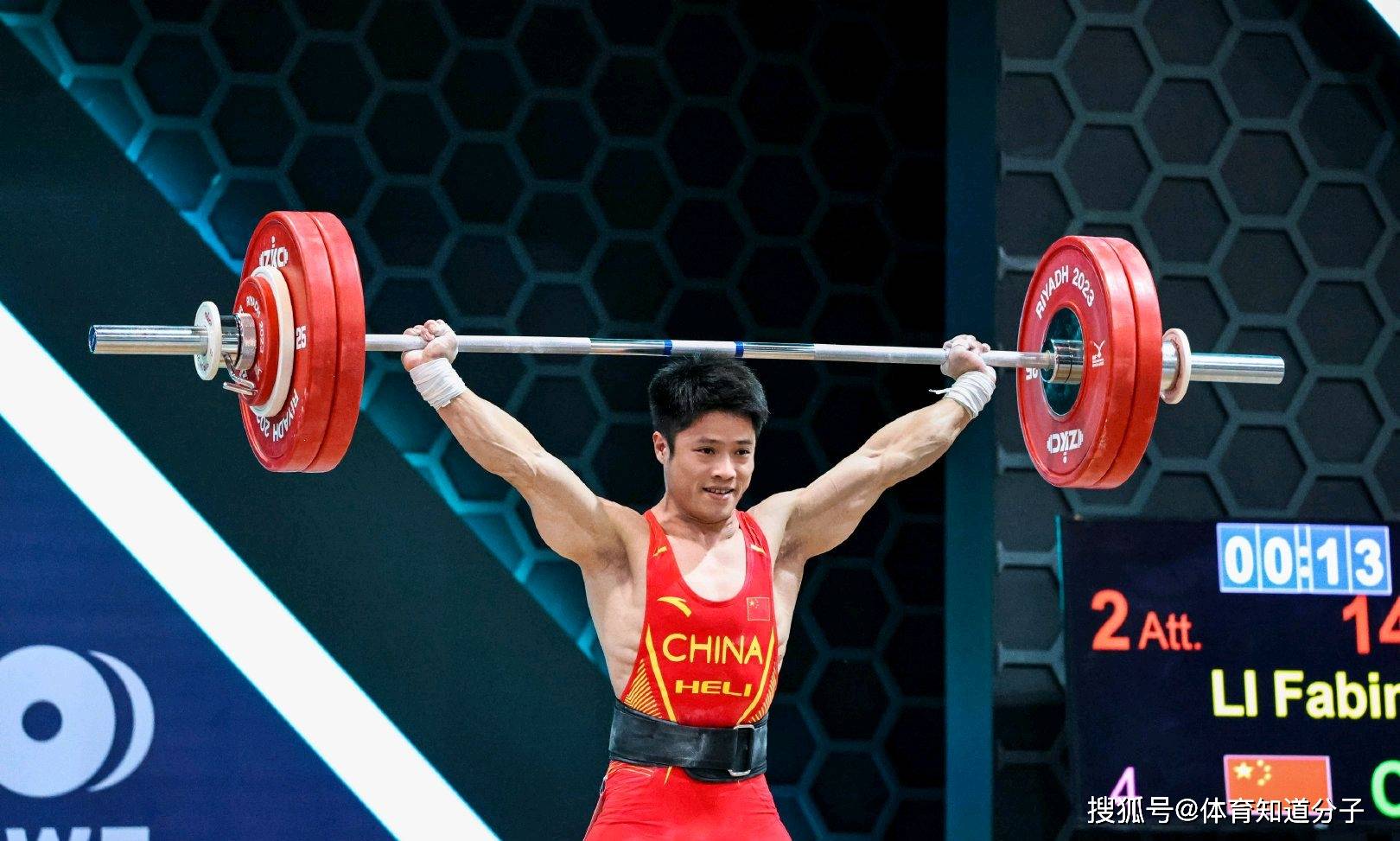 赛场上,中国举重队会面临很多的困难和考验,外国选手会向中国队发起强