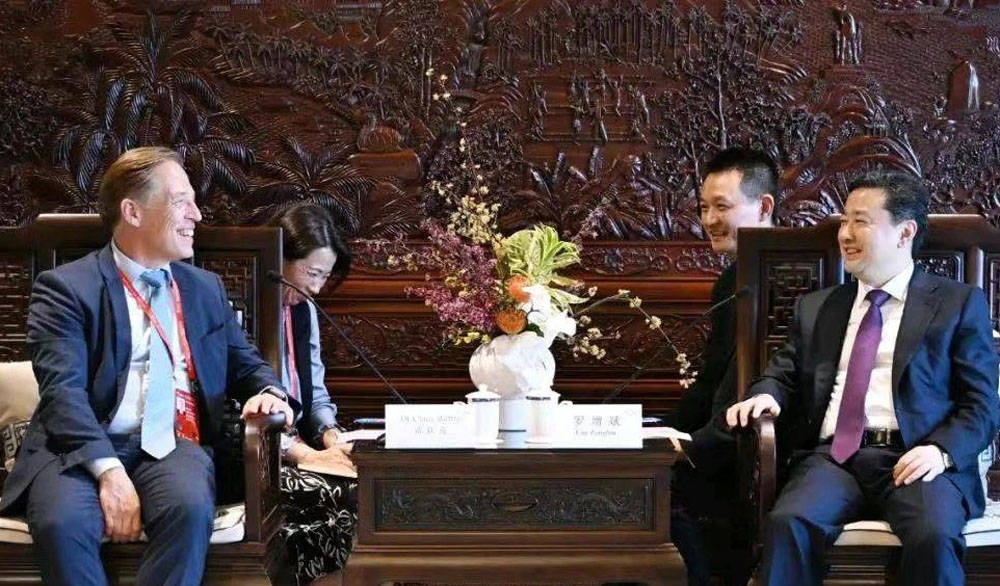 国盛红木董事吴名光各级领导和国内外参会嘉宾莅临年会海口城市展的