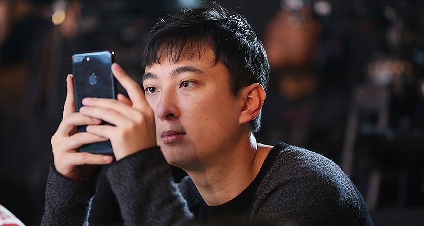 王思聪香奈儿店内吃三明治,陪仨美女买包,女孩生图个顶个漂亮