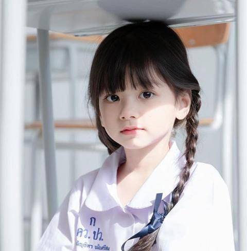 浑圆的大眼睛,挺立的鼻梁,红润的樱桃小嘴,妥妥的一副美人胚子.