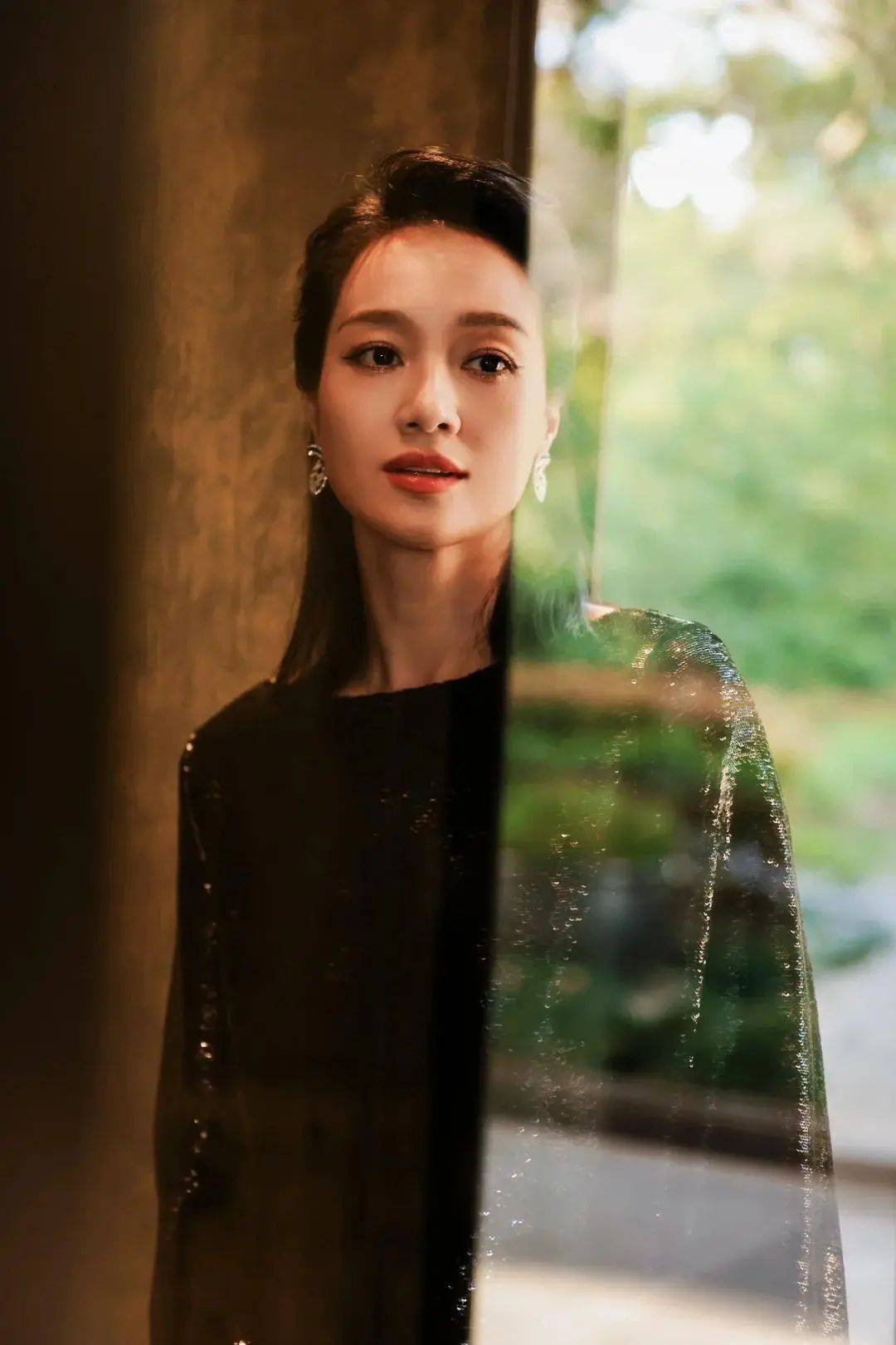 堪比刘亦菲,深v背超惊艳,或微调_周一围_外界_事业
