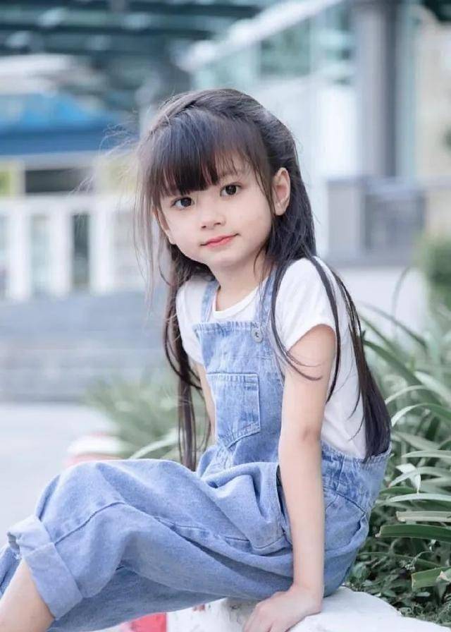 原创mini版lisa长这样国外6岁美少女神颜火爆ins爸爸在身旁当保镖吧