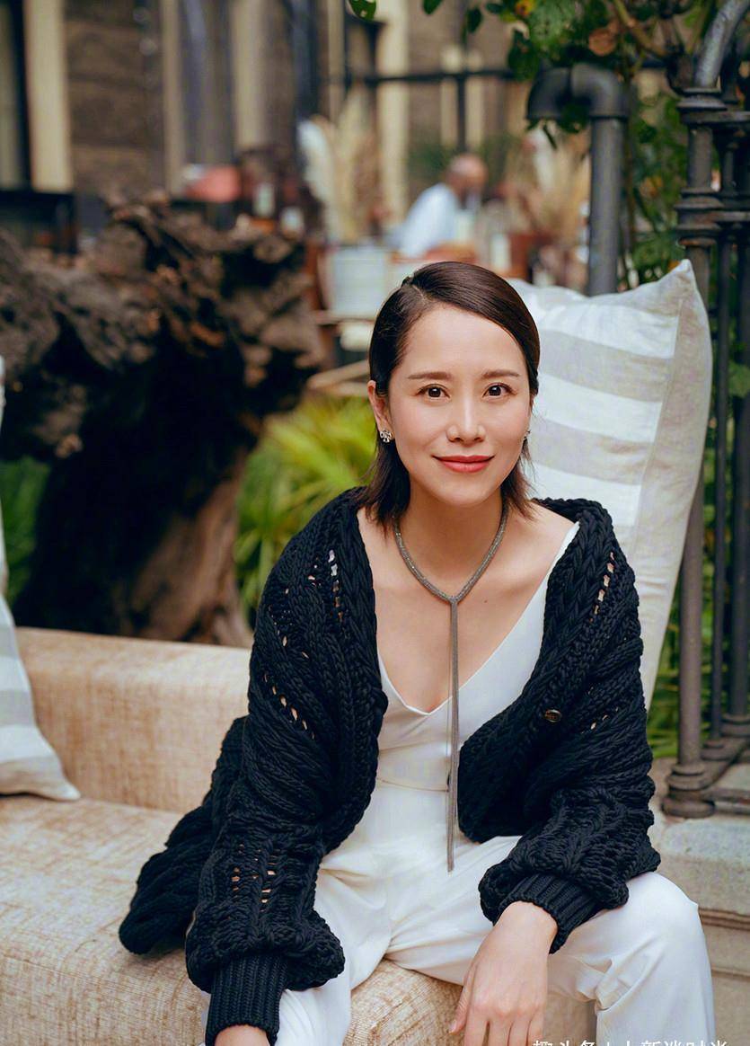 47岁海清素颜出镜回家祭祖网友这才是真正的明星