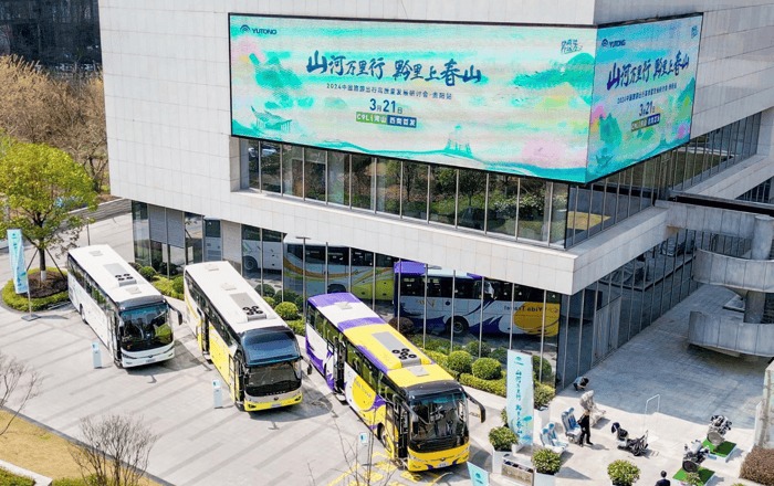 在国内市场方面,据中国客车统计信息网统计,宇通客车大中型客车总体