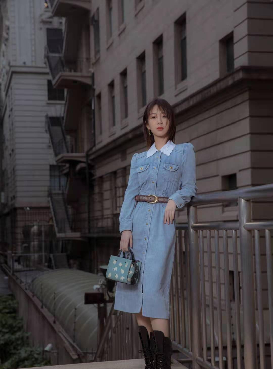 原创杨紫参加活动脸部未消肿生图再次撞脸杜华真的不是亲姐妹