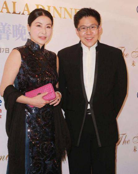 原创霍启刚发文悼念赌王感谢媒人之情郭晶晶旧照曝光成假笑女孩