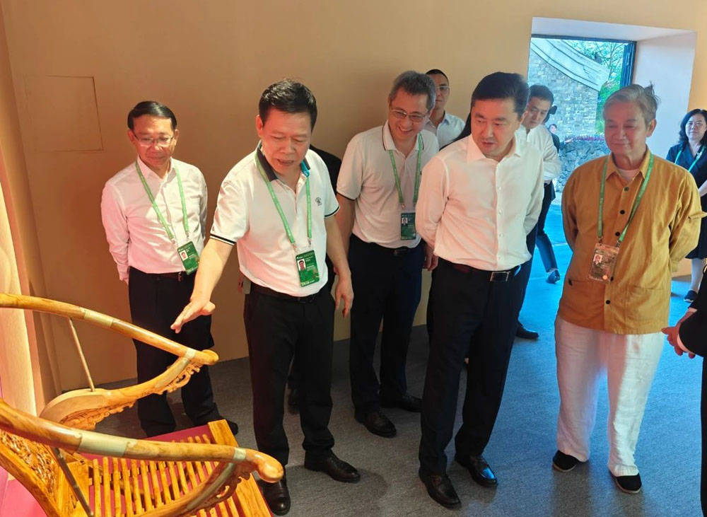 国盛红木董事吴名光据了解,国盛红木在本次年会提供了红木家具作为