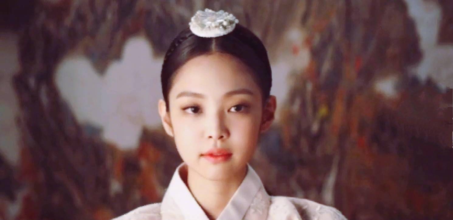 jennie的古装也是很有韵味的,打扮穿着韩范古装,jennie的柔美和稚嫩