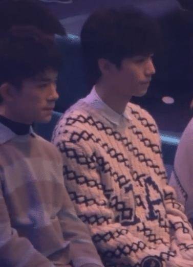 原创易烊千玺被偷拍王俊凯立马勒令删除照片第一次见他冷脸