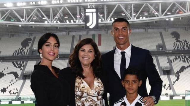 原创c罗秀恩爱外出就餐向女友乔治娜送吻一旁的迷你罗笑了