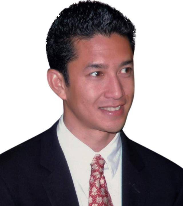 西哈莫尼国王51岁时如同30岁的帅哥比小他20岁的侄子更年轻