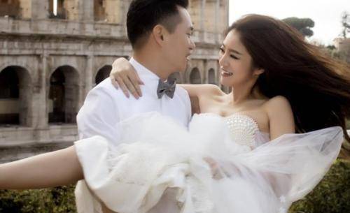 安以轩晒照腹部突出疑似有孕,曾为了继女闭口不谈生孩子_老公_妹妹