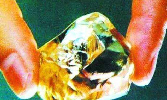 原创她捡到价值10亿的钻石无偿交给国家获得奖金1000元