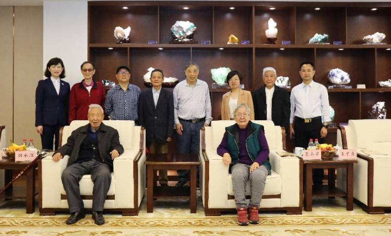 在大讲坛正式开始前,湖南省地质博物馆李倩馆长,高少文副馆长,钟琦副