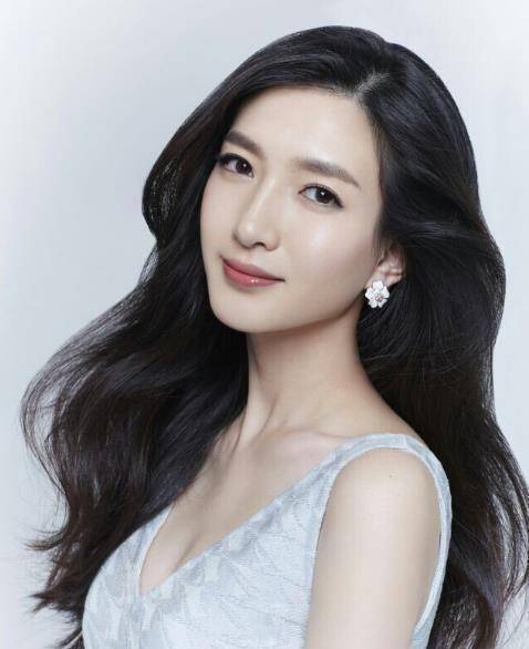 毛晓彤晒美照公开新剧造型,初恋短发太减龄,32岁看着却像22岁