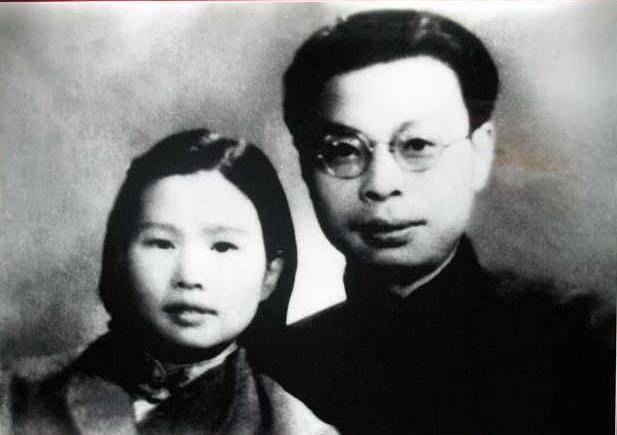 李白最初叫李华初,也曾叫李朴,在上海地下组织化名李霞,剧中李侠的