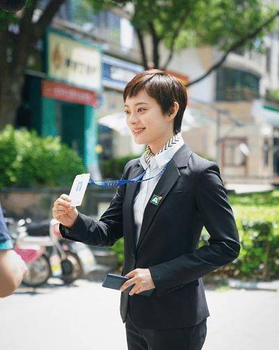 原创杨超越感叹买房要找房似锦孙俪晒锦鲤照希望她保佑业绩达标