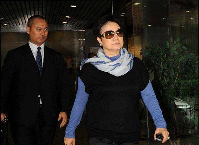 她是一个弱女子,18岁混社会当过豪门阔太,如今身家百亿退隐江湖_司徒