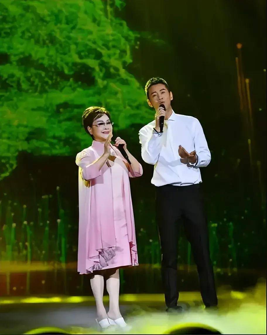 李谷一素颜合影终于不装了,白发分明还驼背,看着亲切反倒舒服!