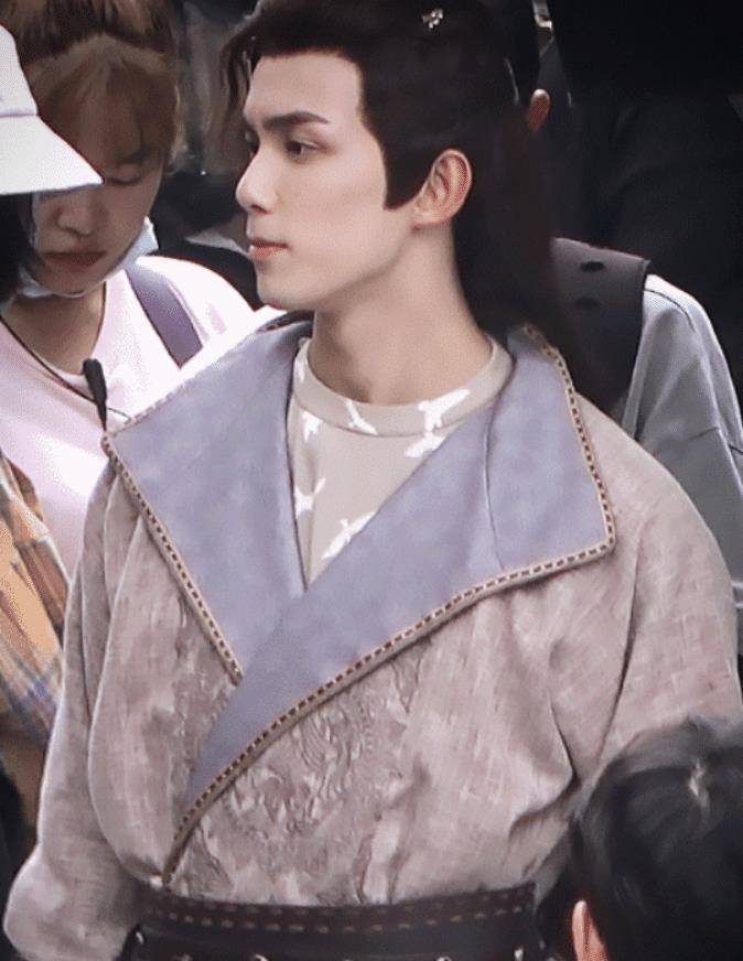 原创原创吴磊长歌行路透身穿古装回眸很飒气与小时候有明显对比