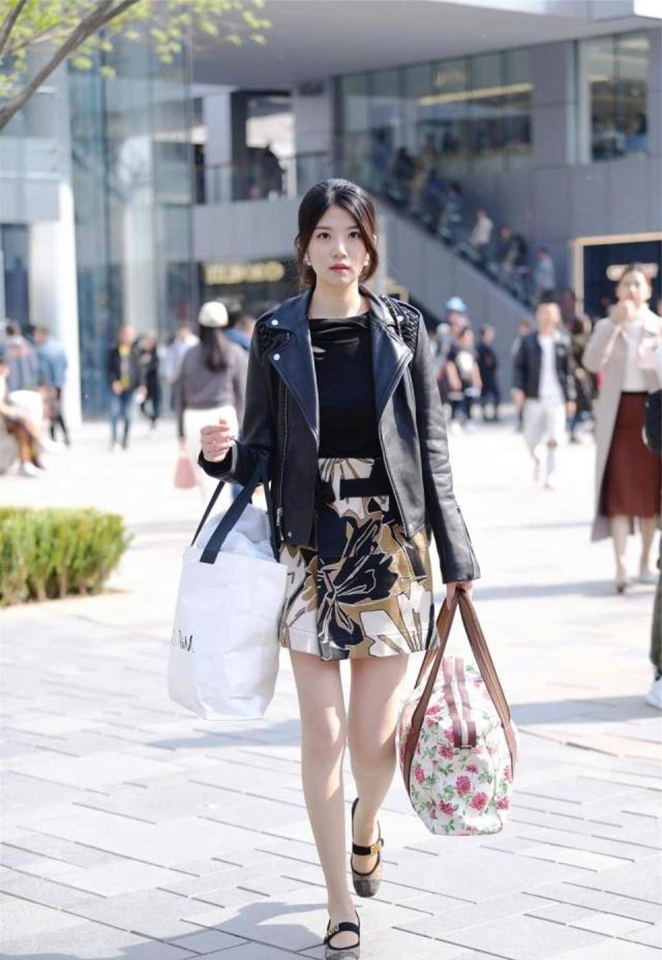 路人街拍,美女穿露肩针织露脐衫,瞬间变成性感女神