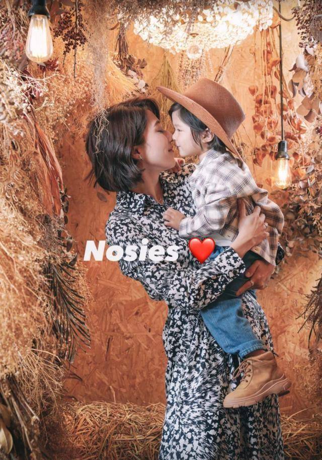 tvb花旦钟嘉欣挺三胎孕肚与儿子合影抱着儿子亲吻画面很有爱