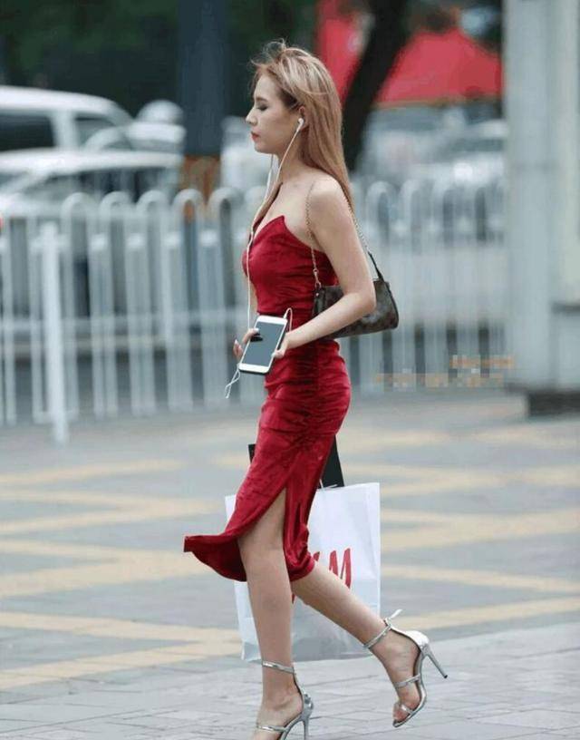 束腰裙的颜色这款束腰裙的颜色可以说是非常独特的,因为布料采用的