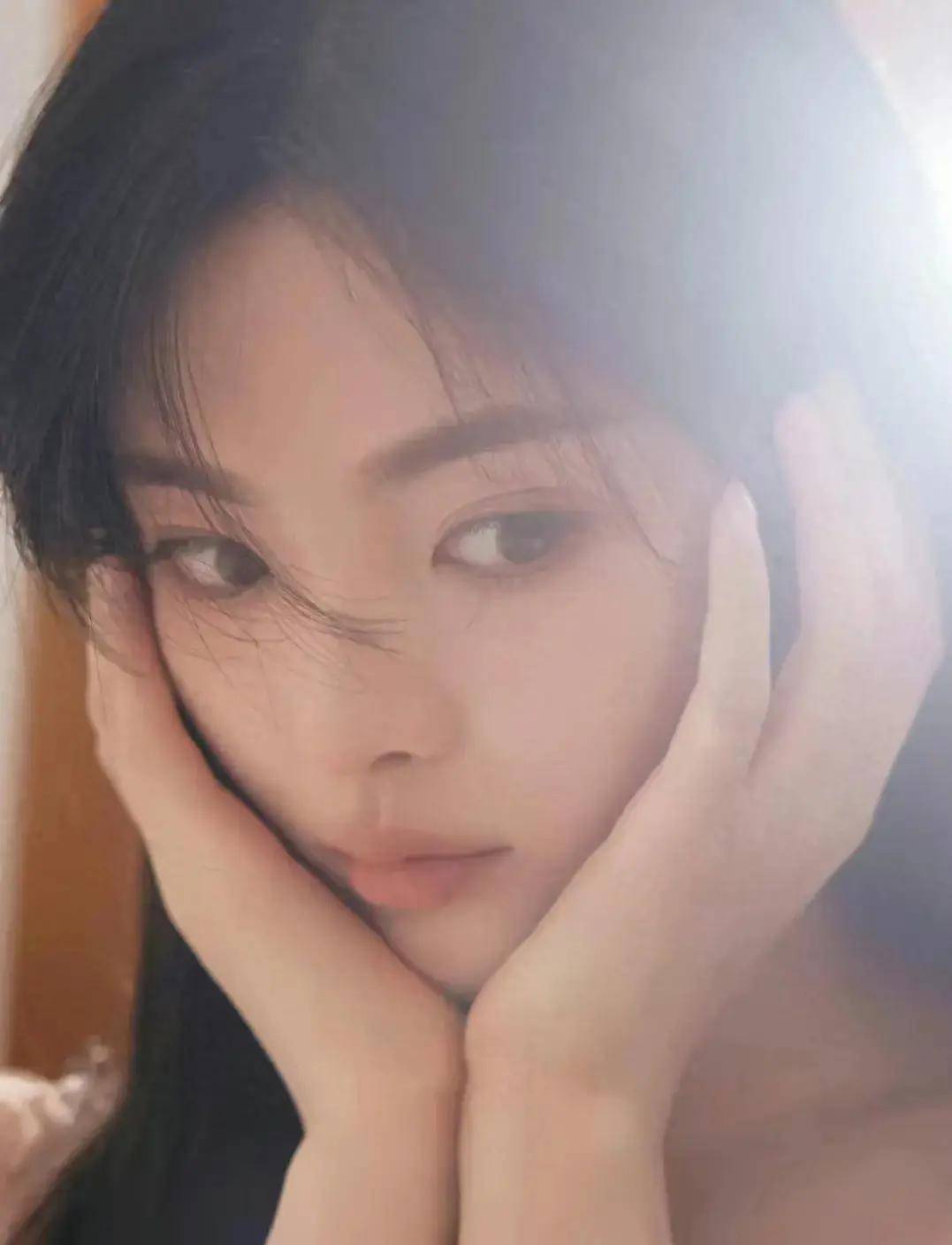 杨超越穿金色马纱裙超靓丽肤白貌美大长腿太性感撩人