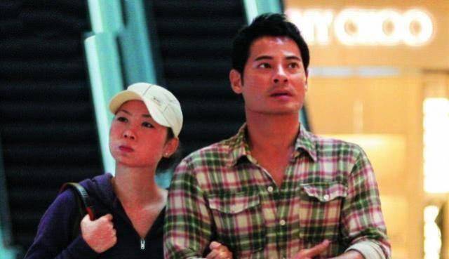 原创tvb男星开保时捷跑车去菜市场买肉买菜轻车熟路街坊都认识他