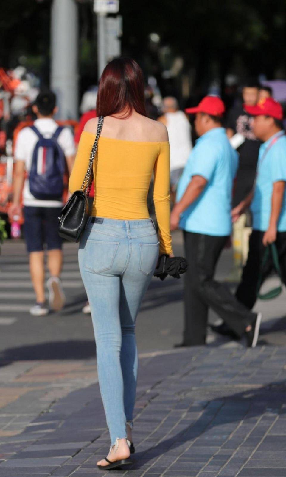 路人街拍浅蓝色牛仔裤搭配挂脖式背心看起来美美的