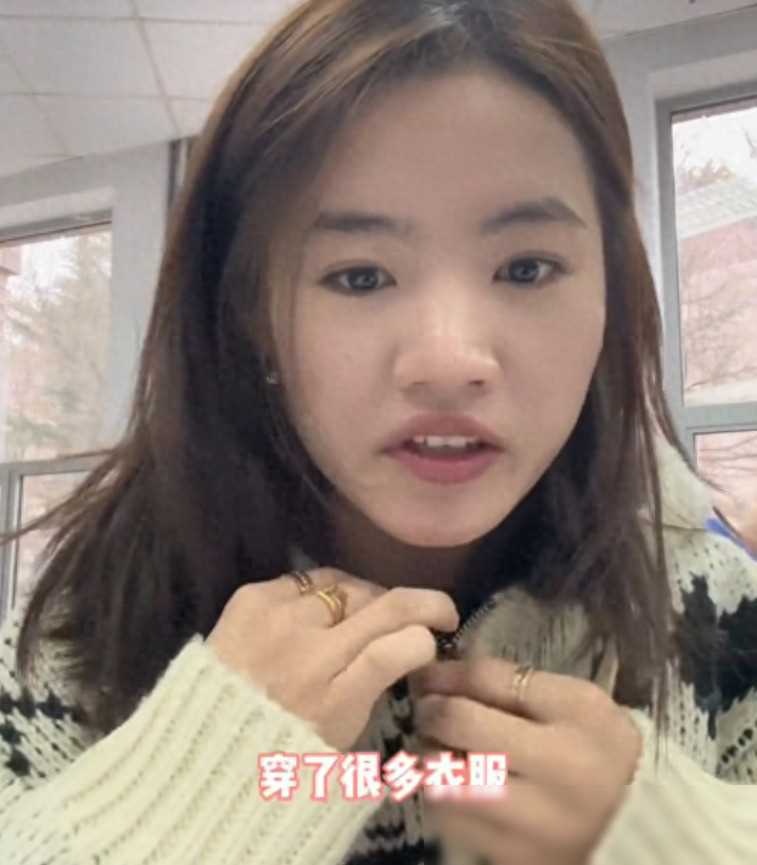 李勒优炫富被嘲忘本穷孩子也能穿金戴银