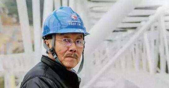这里就是中国的"天眼"射电望远镜.