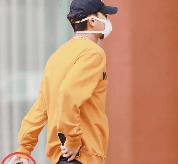 团机场集结被拍,黄子韬折叠手机亮了,得知价格:打扰了_青春_节目_鹿晗