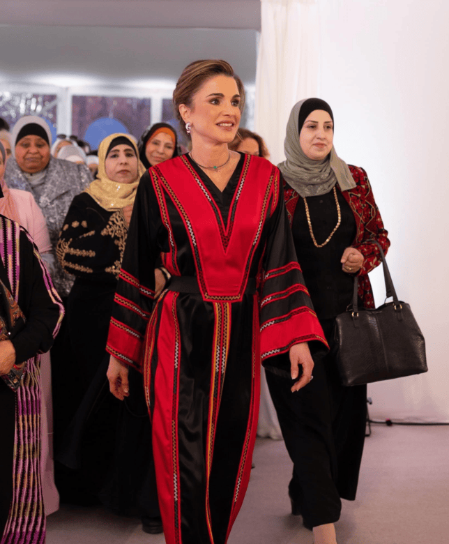 原创约旦王后越来越年轻穿红与黑拼色裙出席开斋节可是抢足了风头