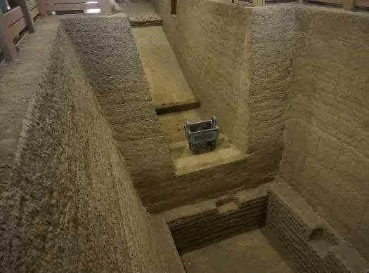 殷墟商代大墓被盗考古家抢救性发掘墓室发现34个人头