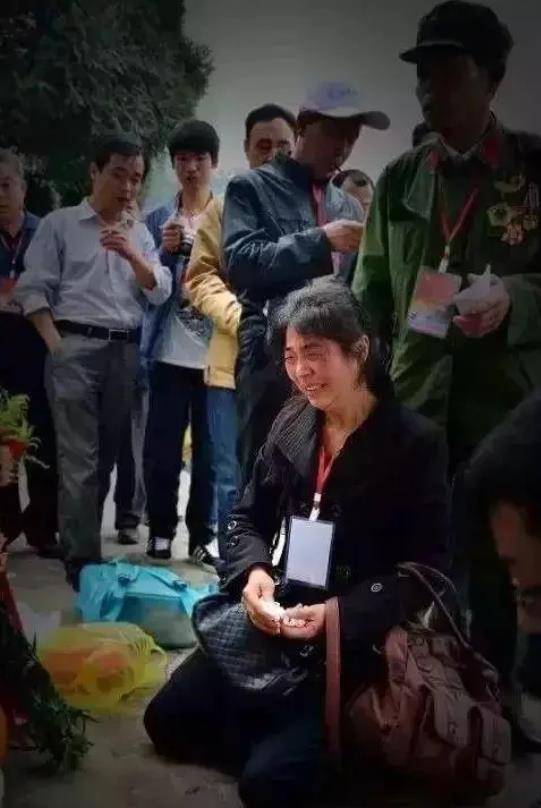 守家35载烈士未婚妻以弟媳身份去云南扫墓3千多军人肃然起敬