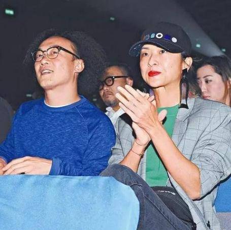 陈奕迅在演唱会上突然下跪向所有人道歉观众却报以掌声