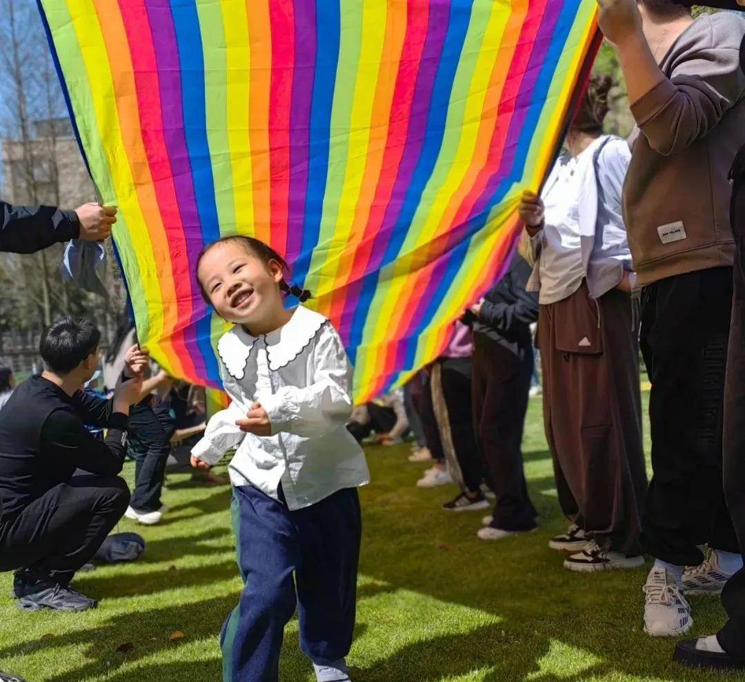 01奇妙溜溜布春日的暖阳映晒着小朋友们童