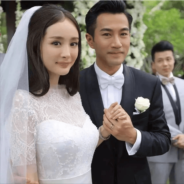 原创杨幂17岁时就被成龙搂在怀中举止亲密对比照揭露杨幂整容真相