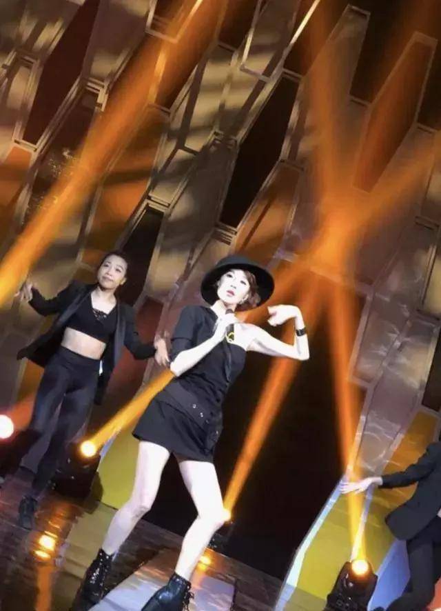 tvb最美绿叶之一 如今47岁成乐坛新人还要开演唱会_康华_发展_香港