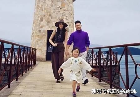 李小鹏告别了自己的体操生涯,选择与妻子一同前往美国生活.